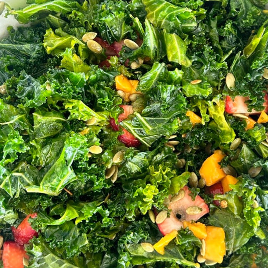 ENSALADA DE KALE CON MANGO Y FRESA