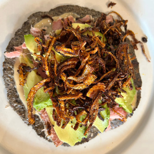 TOSTADA DE ATUN CON CEBOLLA FRITA