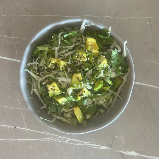 ENSALADA VERDE CON ADEREZO TAHINI